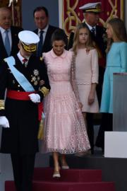 2019年10月12日，西班牙國王費利佩六世（Felipe VI，左起）與王后萊蒂西亞（Queen Letizia）、兩名女兒Princess Leonor及Princess Sofia在馬德里出席國慶活動。（法新社）