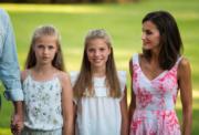 2019年8月4日，西班牙王后萊蒂西亞與一對小公主萊昂諾爾和蘇菲亞（法新社）