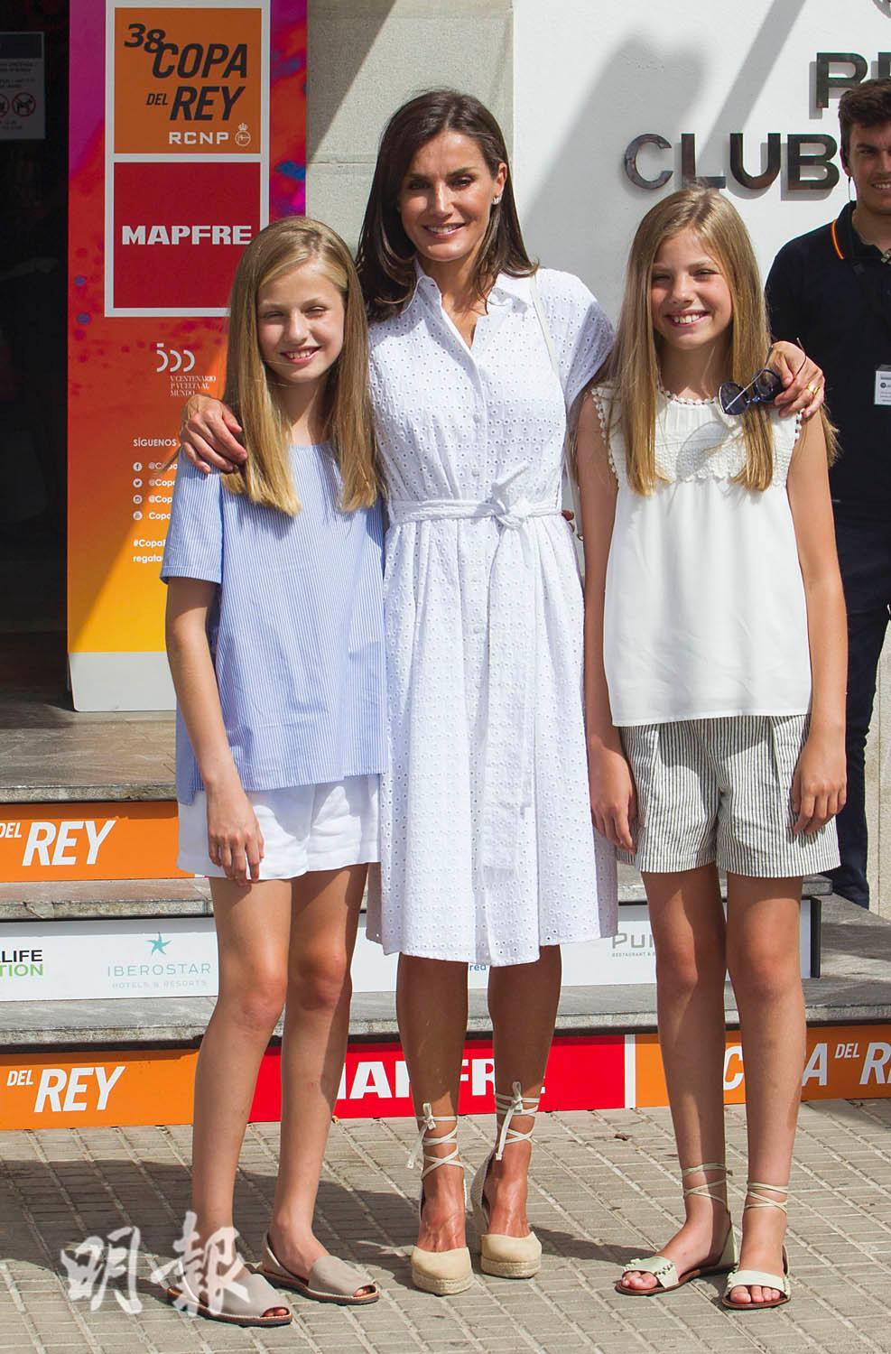2019年8月1日，西班牙王后萊蒂西亞與一對小公主萊昂諾爾和蘇菲亞（法新社）