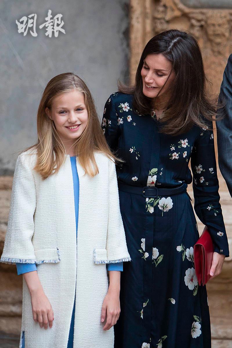 2019年4月21日，西班牙王后萊蒂西亞（右）與長女Princess Leonor（左）一同出席復活節活動。（法新社）