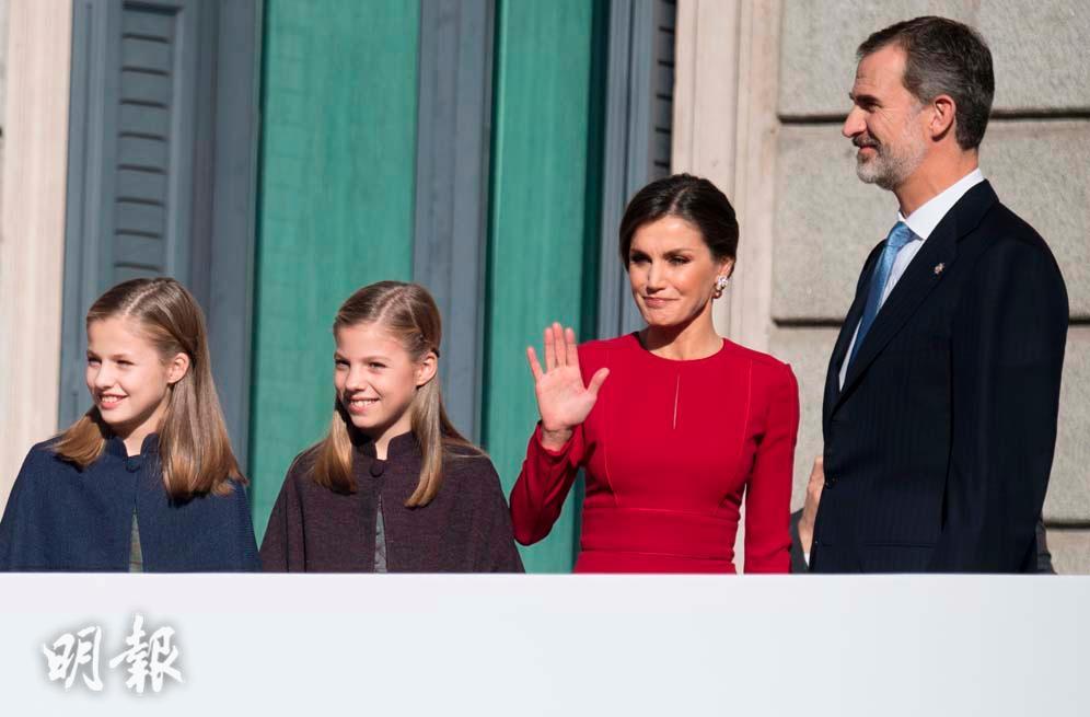 2018年12月6日，（右起）西班牙國王費利佩六世、王后萊蒂西亞與兩名女兒Princess Leonor及Princess Sofia一起出席活動。（法新社）