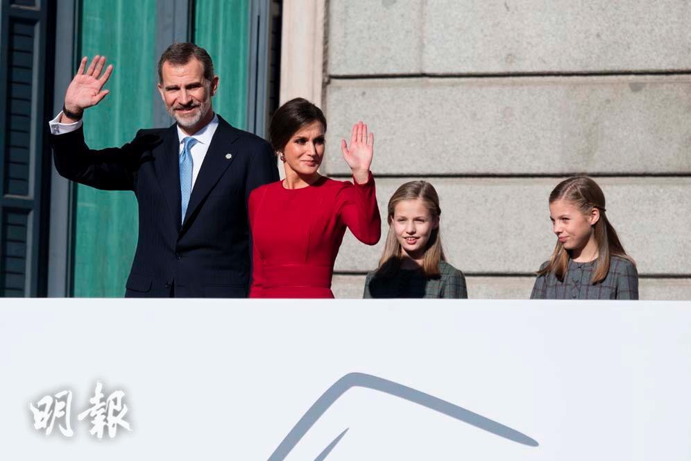 2018年12月6日，（左起）西班牙國王費后利佩六世、王后與兩名女兒一起出席活動。（法新社）