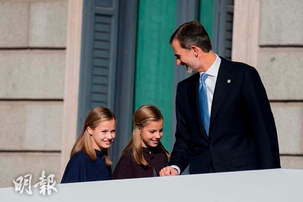 2018年12月6日，西班牙國王費利佩六世（右）與兩名女兒（法新社）