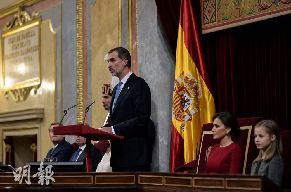 2018年12月6日，西班牙國王費利佩六世（Felipe VI，站立者）正在演講，右旁為王后萊蒂西亞（Queen Letizia）與長女萊昂諾爾（Princess Leonor）。（法新社）