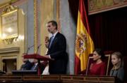 2018年12月6日，西班牙國王費利佩六世（Felipe VI，站立者）正在演講，右旁為王后萊蒂西亞（Queen Letizia）與長女萊昂諾爾（Princess Leonor）。（法新社）