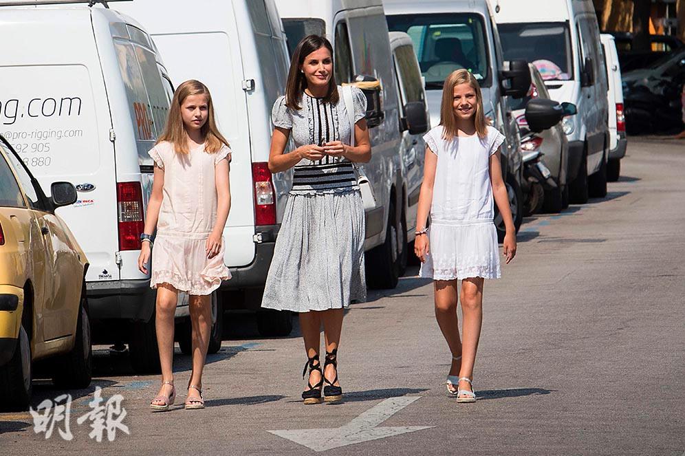 2018年8月4日，西班牙王后萊蒂西亞（Queen Letizia）（中）與女兒Princess Leonor（左）及Princess Sofia（右）（法新社）