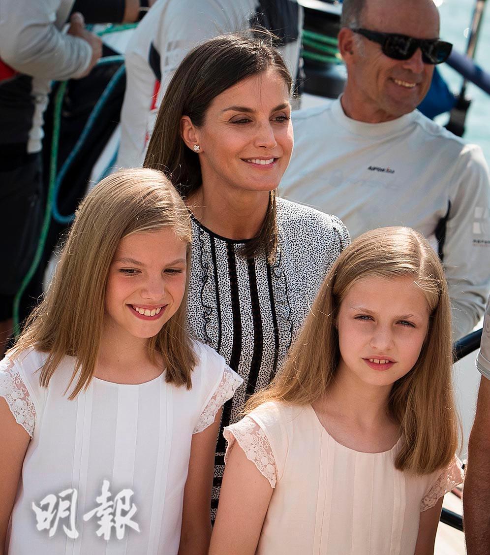 2018年8月4日，Princess Sofia（左）與家姐Princess Leonor及媽媽萊蒂西亞王后（Queen Letizia）（中）（法新社）