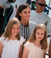 2018年8月4日，Princess Sofia（左）與家姐Princess Leonor及媽媽萊蒂西亞王后（Queen Letizia）（中）（法新社）