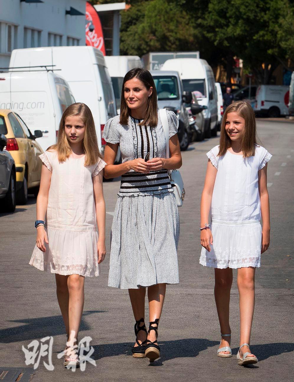 2018年8月4日，（左起）長公主萊昂諾爾（Princess Leonor）、王后萊蒂西亞（Queen Letizia）、小公主蘇菲亞（Princess Sofia）（法新社）