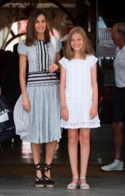 2018年8月4日，王后萊蒂西亞（Queen Letizia）（左）、小公主蘇菲亞（Princess Sofia）（右）（法新社）