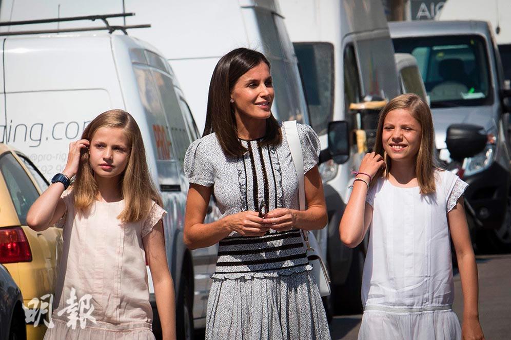 2018年8月4日，（左起）長公主萊昂諾爾（Princess Leonor）、王后萊蒂西亞（Queen Letizia）、小公主蘇菲亞（Princess Sofia）（法新社）
