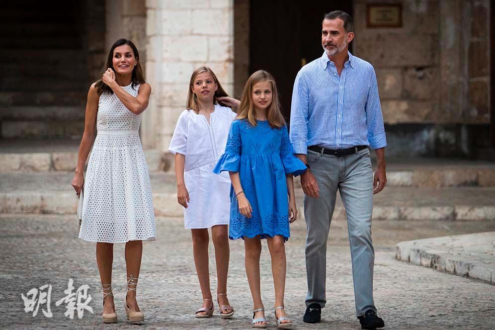 2018年7月29日，西班牙國王夫婦與兩位小公主今年暑假到馬略卡島（Mallorca）度假。（左起）王后萊蒂西亞（Queen Letizia）、小公主蘇菲亞（Princess Sofia）、長公主萊昂諾爾（Princess Leonor）、國王費利佩六世（Felipe VI）（法新社）