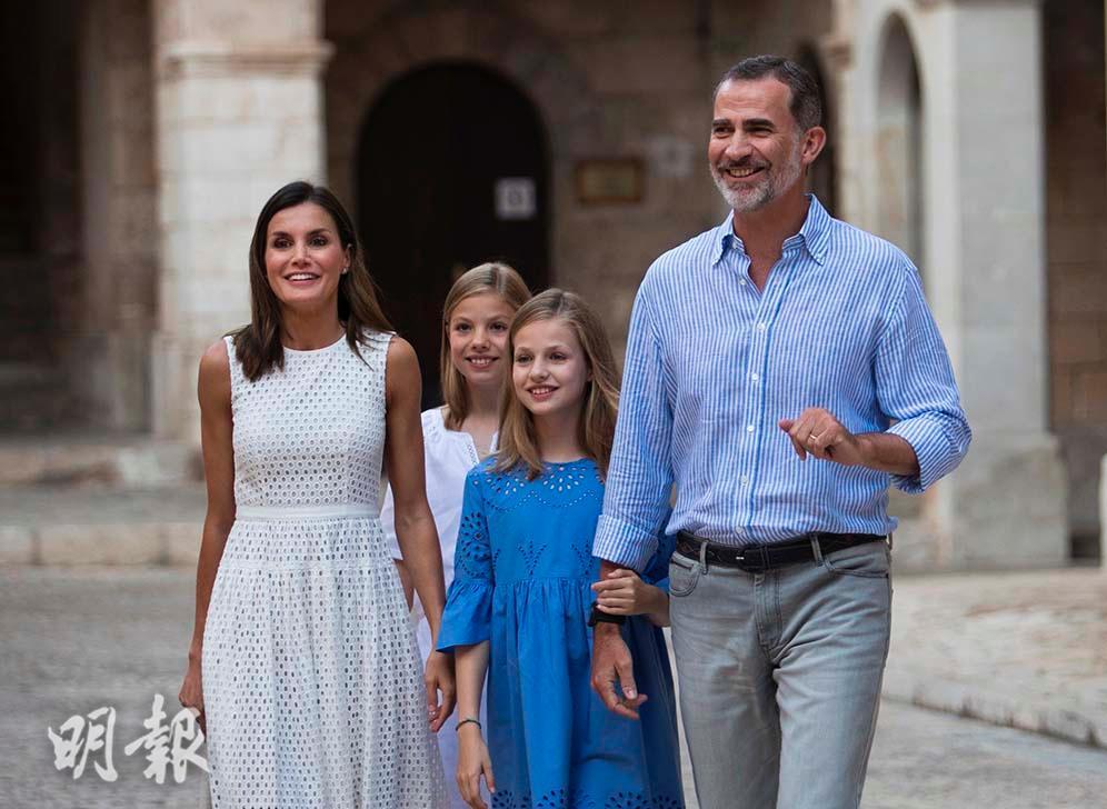 2018年7月29日，（左起）王后萊蒂西亞（Queen Letizia）、小公主蘇菲亞（Princess Sofia）（後方）、長公主萊昂諾爾（Princess Leonor）、國王費利佩六世（Felipe VI）（法新社）