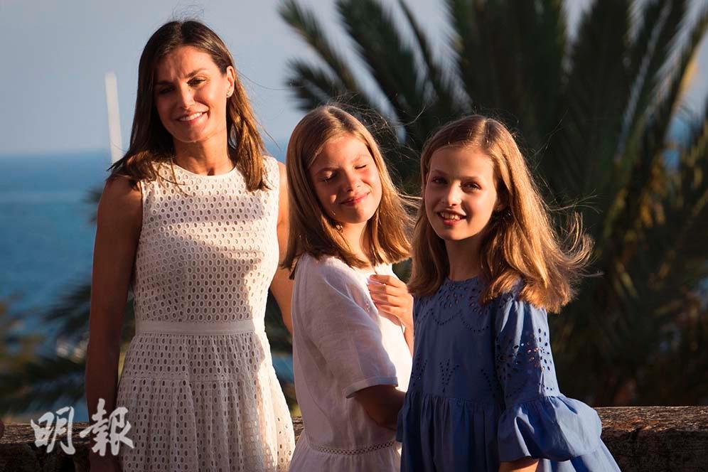 2018年7月29日，（左起）王后萊蒂西亞（Queen Letizia）、小公主蘇菲亞（Princess Sofia）、長公主萊昂諾爾（Princess Leonor）（法新社）