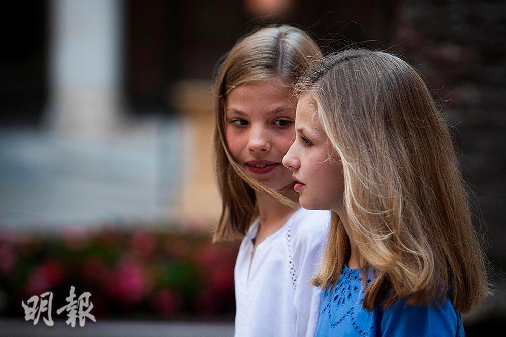 2018年7月29日，長公主萊昂諾爾（Princess Leonor）（藍衣）、小公主蘇菲亞（Princess Sofia）（白衣）（法新社）