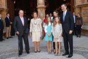 2018年4月1日，西班牙王室到訪地中海度假島嶼馬略卡（Mallorca）出席復活節活動。（左起）太上王王卡洛斯（King Juan Carlos）、太后Queen Sofía、小公主蘇菲亞（Princess Sofia）、王后萊蒂西亞（Queen Letizia）、長公主萊昂諾爾（Princess Leonor）、國王費利佩六世（Felipe VI）（Casa de S.M. el Rey網站圖片）