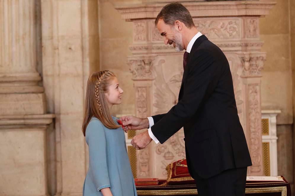 2018年1月30日，國王費利佩六世（Felipe VI，右）向長女萊昂諾爾公主（Princess Leonor，左）授予歷史悠久的金羊毛勳章（Order of the Golden Fleece）（Casa de S.M. el Rey網站圖片）