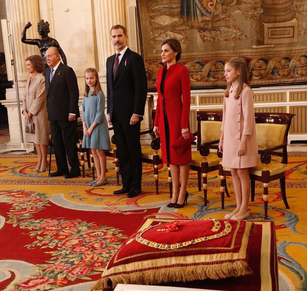 2018年1月30日，國王費利佩六世（Felipe VI，左四）向長女萊昂諾爾公主（Princess Leonor，左三）授予歷史悠久的金羊毛勳章（Order of the Golden Fleece）（右下）（Casa de S.M. el Rey twitter圖片）