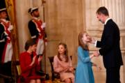 2018年1月30日，國王費利佩六世向女兒萊昂諾爾（Princess Leonor）頒授歷史悠久的金羊毛勳章（Order of the Golden Fleece）。（法新社）