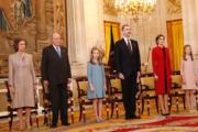 2018年1月30日，（左起）太后Queen Sofía、太上王王卡洛斯（King Juan Carlos）、長公主萊昂諾爾（Princess Leonor）、國王費利佩六世（Felipe VI）、王后萊蒂西亞（Queen Letizia）及小公主蘇菲亞（Princess Sofia）。（Casa de S.M. el Rey網站圖片）
