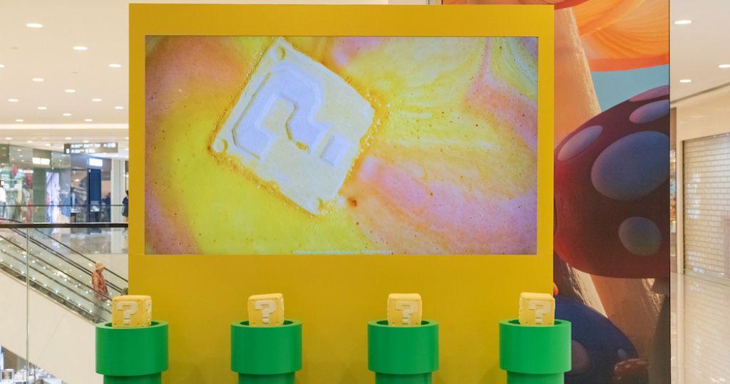 Lush X 《超級瑪利歐大電影》期間限定店＠海港城LCX：巨型問號方塊汽泡彈釋出充滿活力的香氣與色彩，給大家帶來電子浴藝視覺體驗。（圖片由相關機構提供）