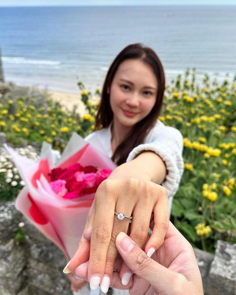 無綫新聞主播麥詩敏在社交平台展示男友的求婚鑽戒。（麥詩敏Ig圖片）