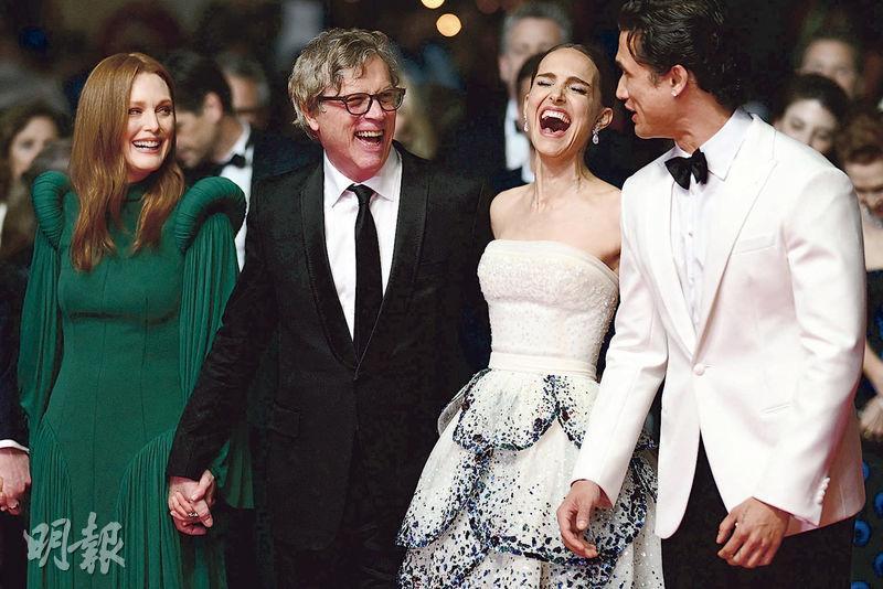 茱莉安摩亞（左起）、導演托德希尼斯、妮坦莉寶雯及查理斯梅頓出席《May December》首映禮，大家不知說了什麽逗得妮坦莉哈哈大笑。（法新社）