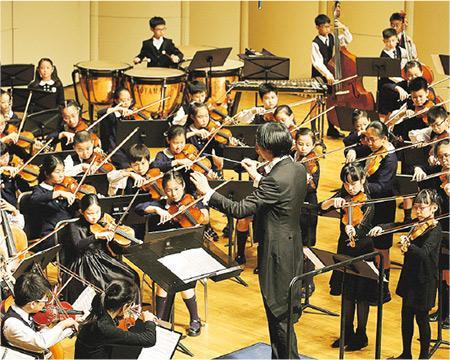 音樂訓練——九龍塘宣道小學共有9個音樂樂團，讓學生接受有系統的音樂訓練，即使是插班生，也可在音樂課中慢慢跟上進度。（學校提供）