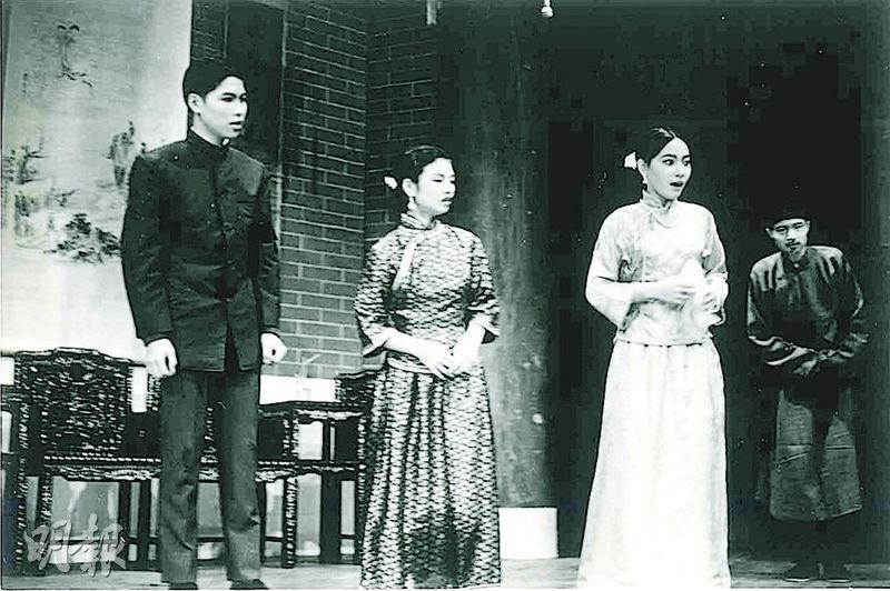馬時亨（左）1960年代末讀中四時初登香港大會堂表演。（黑白資料圖片）