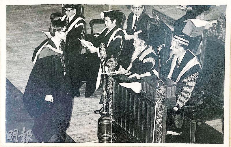 馬時亨（左）當年出席大學畢業禮。（黑白圖片由受訪者提供）