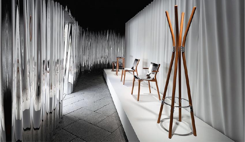 Poêle家品--Philippe Starck以平底鑊為靈感的Poêle家品系列，用上製鑊技術來壓製不鏽鋼椅面而保持光滑外，亦有不少平底鑊細節，例如圖中右邊褸架便用上當中的壓邊技術製成。（Martiradonna攝）