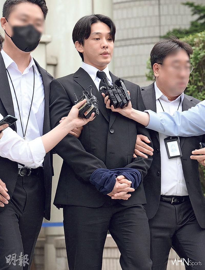 劉亞仁雙手上銬，由警員押解離開法院，對於吸毒一事，他坦承後悔。