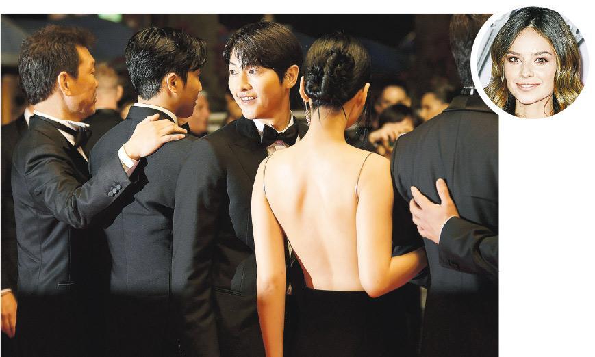 穿著黑色禮服的宋仲基，吸引數百粉絲捧場，但跟韓媒說好了的太太姬蒂桑德斯（圓圖）陪伴行紅地氈，最終「甩底」。（Getty Images）
