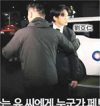 劉亞仁前晚獲釋，離開警署時被途人投擲咖啡樽，他一臉怒氣離開。
