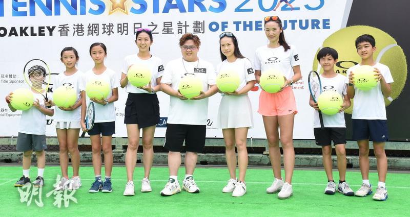 肥仔今日出席《香港網球明日之星計劃啟動禮》，聯同香港「四眼cue后」吳安儀及一班小朋友打網球。（鍾偉茵攝）