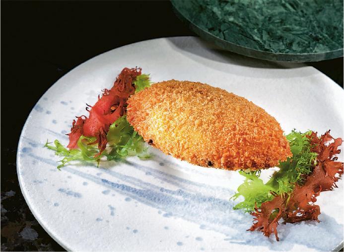 「劉師傅尊皇宴」菜單中的一道脆釀鮮蟹蓋，蟹肉鋪滿整個蟹蓋，入口啖啖鮮甜。（酒店提供）