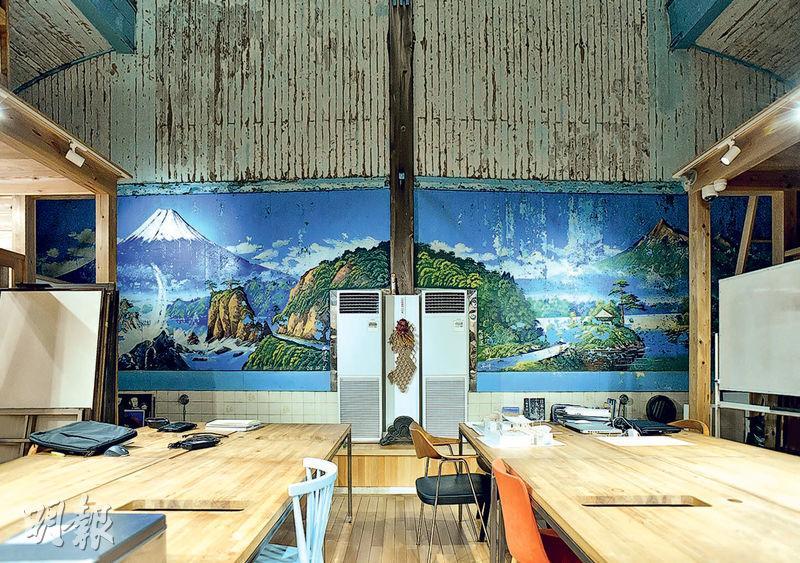 錢湯畫--快哉湯經活化成為喫茶店rébon Kaisaiyu，1928年開業時已繪畫的富士山「錢湯畫」亦保存下來。（黃志東攝）