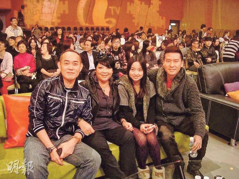 張佳添（右一）14年前伙拍周國豐（左一）、肥媽（左二）擔任歌唱選秀節目《亞洲星光大道》評判，到去年無綫《中年好聲音》，3人再度合作。（資料圖片）