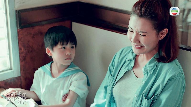 趙碩之（右）向兒子解釋「媽咪唔係雞，媽媽係兔仔」一幕成話題，有7700萬閱讀量。