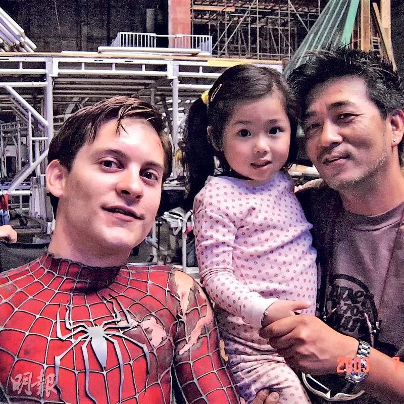 林迪安（右）曾擔任荷李活電影《蜘蛛俠2》動作指導，當年3歲的林沚羿（中）有份客串。