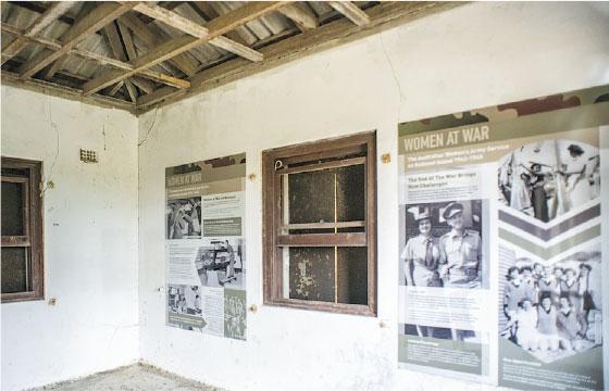 女兵歷史——部分舊石屋曾被用作軍事用途，如今變成簡單展示室，細述當年女性志願兵的歷史。（卓文慧攝）
