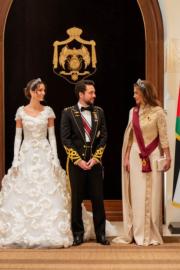 2023年6月1日，約旦王儲Hussein舉行婚禮，王后Rania（右）與長子Hussein（中）及新娘合照。（Queen Rania facebook圖片）
