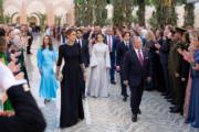 2023年6月1日，國王阿卜杜拉二世（前排右）和王后Rania（前排左）出席王儲Hussein婚禮。（Queen Rania facebook圖片）