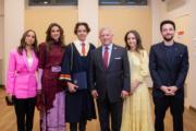 2023年5月24日，Prince Hashem（左三）從學校畢業，國王阿卜杜拉二世（右三）和王后Rania（左二）和3名子女到場祝賀。（Queen Rania facebook圖片）