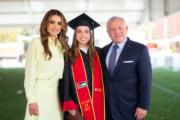 2023年5月12日，Princess Salma從美國南加州大學（University of Southern California）畢業，國王阿卜杜拉二世（右）和王后Rania（左）到場祝賀。（Queen Rania facebook圖片）