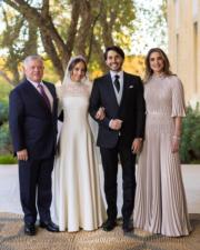 2023年3月12日，在伊曼公主（Princess Iman，左二）的婚禮上，約旦國王阿卜杜拉二世（左一）及王后Rania（右一）與女兒伊曼公主及女婿合照。（Queen Rania facebook圖片）