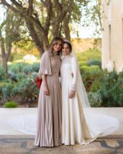 2023年3月12日，約旦王后Rania（左）出席女兒伊曼公主（右）的婚禮。（Queen Rania facebook圖片）