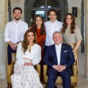 約旦國王阿卜杜拉二世（前右）與王后Rania（前左）及四名子女（Queen Rania facebook圖片）