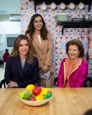 2023年3月12日，約旦王后Rania（前排左）陪同瑞典王后Queen Silvia（右）在約旦首都安曼出席活動。（Queen Rania facebook圖片）