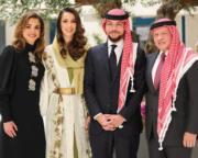 2022年8月17日，約旦王儲Hussein（右二）與沙特商人之女Rajwa（左二）訂婚，約旦國王阿卜杜拉二世（右一）和王后Rania（左一）與一對準新人合照。（Queen Rania facebook圖片）